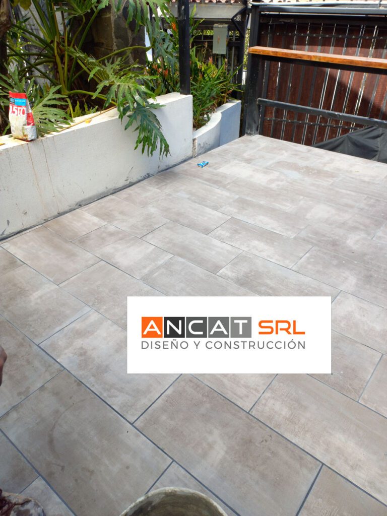 terraza con porcelanato gris